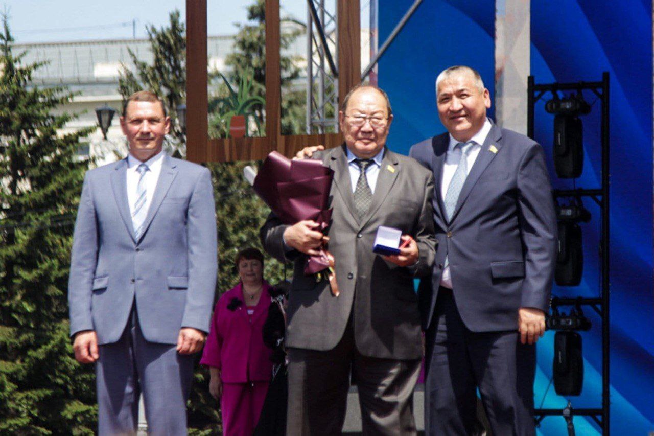 В День города Александру Дашиевичу Иринчееву, депутату Улан-Удэнского городского Совета, вручили «Почётный знак Улан-Удэ»